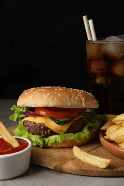 Heerlijke Hamburger Frisdrank Frietjes Geserveerd Grijze Tafel Close — Stockfoto
