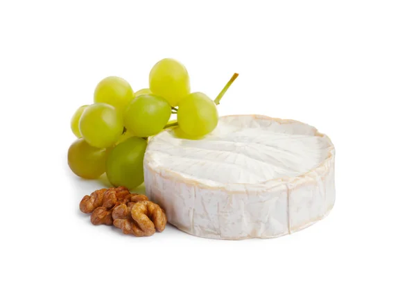 Formaggio Brie Servito Con Uva Noci Isolate Bianco — Foto Stock
