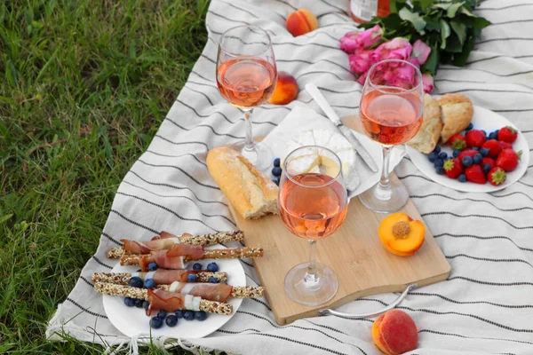 Glasses Delicious Rose Wine Flowers Food Picnic Blanket Outdoors — Stock fotografie