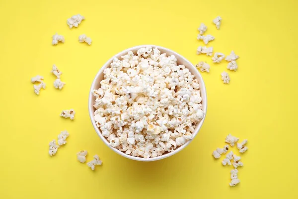 Papiereimer Mit Leckerem Popcorn Auf Gelbem Hintergrund Flache Lage — Stockfoto