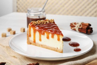 Masada karamelli ve fındıklı lezzetli cheesecake.