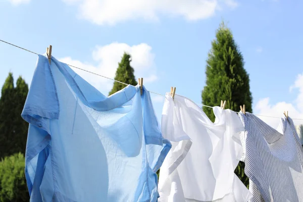 Temiz Giysiler Dışarıda Çamaşır Ipine Asılı Çamaşır Kurutuyorum — Stok fotoğraf