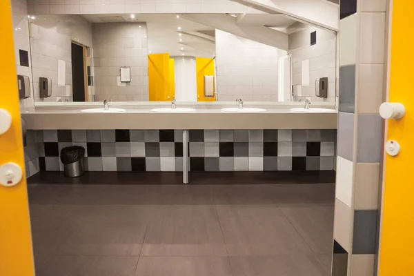 Wnętrze Publicznej Toalety Umywalkami Lustrem Kolorowymi Płytkami — Zdjęcie stockowe