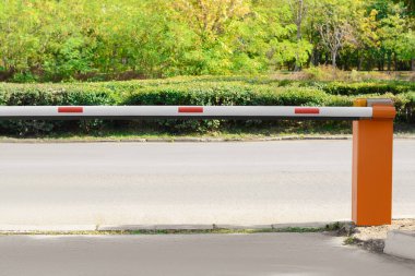 Güneşli bir günde yol kenarında kapalı patlama engeli