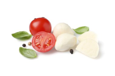 Beyaz arka planda domates ve fesleğen yapraklı lezzetli mozzarella.