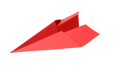 El yapımı kırmızı kağıt uçak beyaza izole edilmiş.