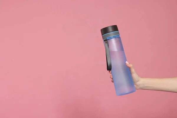 Frau Mit Durchsichtiger Flasche Auf Rosa Hintergrund Nahaufnahme Raum Für — Stockfoto