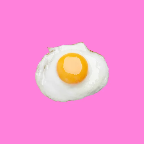 Smaklig Stekt Kyckling Ägg Rosa Bakgrund Ovanifrån — Stockfoto