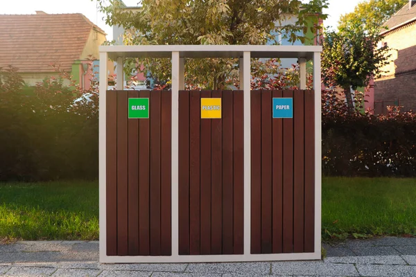 Verschillende Sorteerbakken Voor Afvalrecycling Zonnige Dag Buiten — Stockfoto