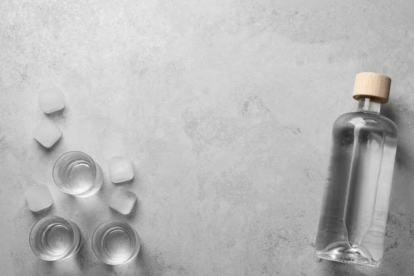 Bir Şişe Votka Buzlu Shot Bardakları Açık Gri Masada Düz — Stok fotoğraf