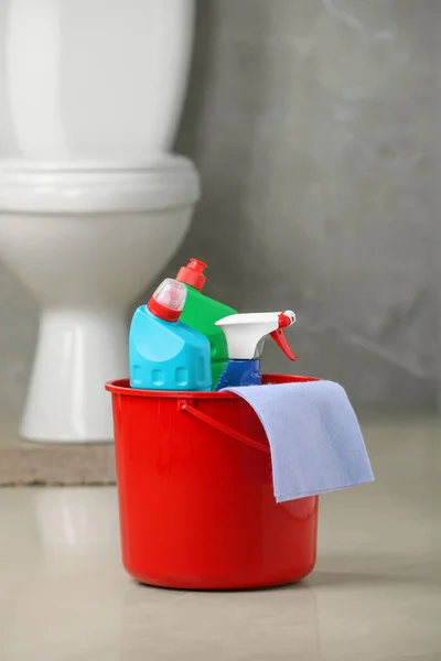 Balde Com Suprimentos Limpeza Chão Banheiro — Fotografia de Stock