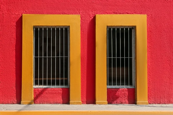 Exterior Edificio Rojo Con Ventanas Rejillas Acero — Foto de Stock