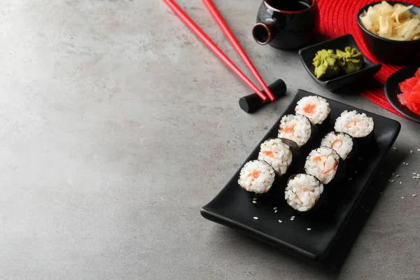 Rolos Sushi Saborosos Servidos Mesa Cinza Espaço Para Texto — Fotografia de Stock