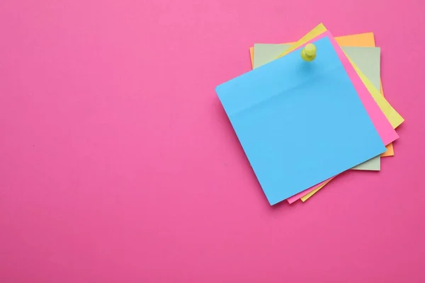 Notas Vazias Coloridas Presas Fundo Rosa Espaço Para Texto — Fotografia de Stock