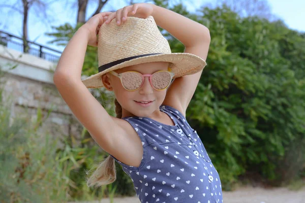Маленькая Девочка Солнечных Очках Шляпе Пляже Солнечный День — стоковое фото