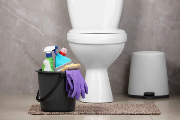 Balde Com Material Limpeza Chão Banheiro Espaço Para Texto — Fotografia de Stock