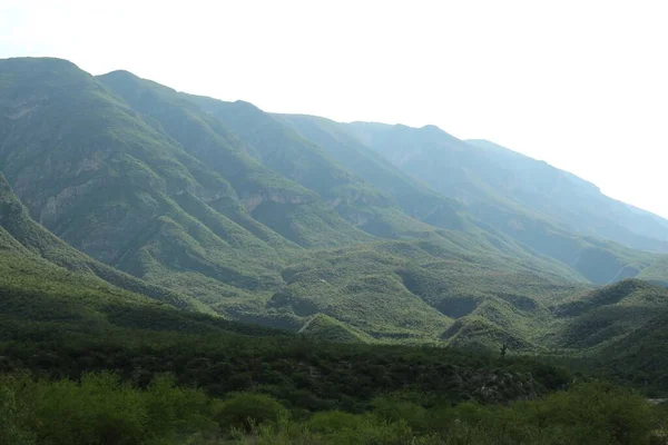 Живописный Пейзаж Красивыми Высокими Горами Открытом Воздухе — стоковое фото