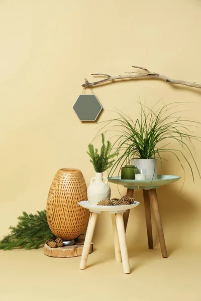 Mesas Decorativas Con Velas Plantas Sobre Fondo Beige —  Fotos de Stock