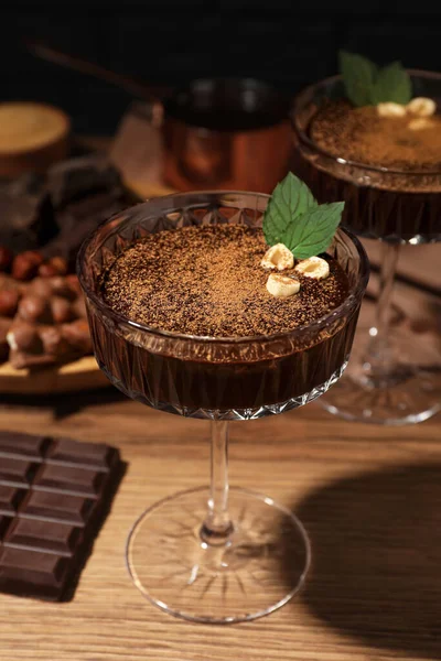 Dessertschalen Mit Köstlicher Heißer Schokolade Und Zutaten Auf Holztisch Nahaufnahme — Stockfoto