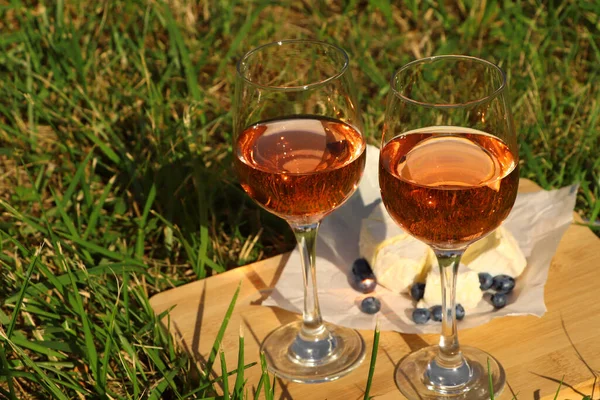Ξύλινη Σανίδα Ποτήρια Από Νόστιμο Ροζέ Κρασί Τυρί Και Βατόμουρα — Φωτογραφία Αρχείου