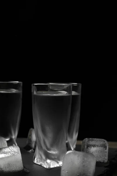 Verres Vodka Avec Glaçons Sur Table Sur Fond Noir — Photo