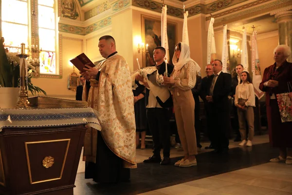 2022年9月11日 ウクライナ ストリイにて聖母マリア大聖堂の洗礼式を執り行う司祭 — ストック写真