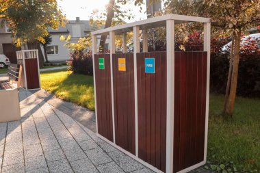 Güneşli bir günde atık geri dönüşümü için farklı çöp kutuları.