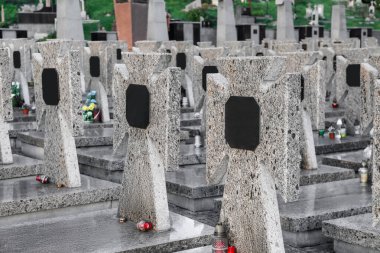 Mezarlıkta bir sürü granit mezar taşı var. Cenaze töreni.