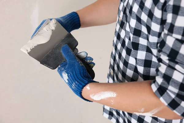 Worker Putty Knives Plaster Indoors Closeup Home Renovation — Stock Photo, Image