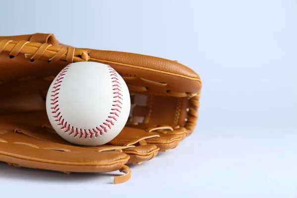 Catcher Kesztyűje Baseball Labdája Fehér Háttérrel Hely Szövegnek Sport Játék — Stock Fotó