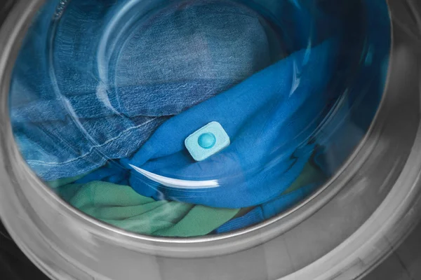 洗衣机 特写镜头中衣服的水软化剂片 — 图库照片
