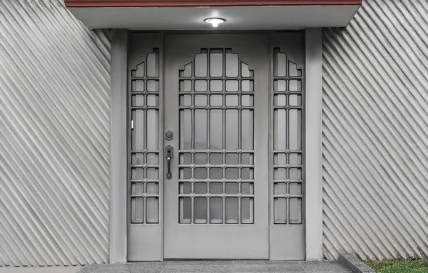 Zamknięte Drzwi Nowoczesnego Budynku Zewnątrz Projekt Zewnętrzny — Zdjęcie stockowe