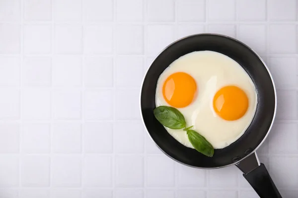 Sabrosos Huevos Fritos Con Albahaca Sartén Sobre Mesa Azulejos Blancos — Foto de Stock