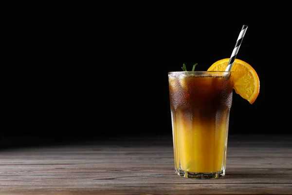 Νόστιμο Δροσιστικό Ποτό Καφέ Και Χυμό Πορτοκαλιού Ξύλινο Τραπέζι Σκούρο — Φωτογραφία Αρχείου