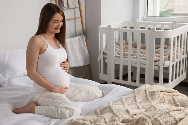 Ευτυχισμένη Νεαρή Έγκυος Γυναίκα Πιτζάμες Στο Κρεβάτι Στο Σπίτι — Φωτογραφία Αρχείου