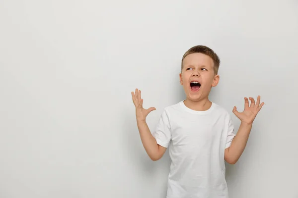 Niño Enojado Gritando Sobre Fondo Blanco Espacio Para Texto Comportamiento —  Fotos de Stock