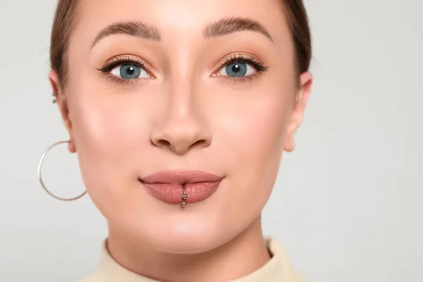 Νεαρή Γυναίκα Σκουλαρίκι Στα Χείλη Λευκό Φόντο Κοντινό Πλάνο — Φωτογραφία Αρχείου