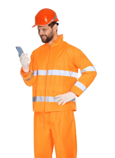 Muž Reflexní Uniformě Chytrým Telefonem Bílém Pozadí — Stock fotografie