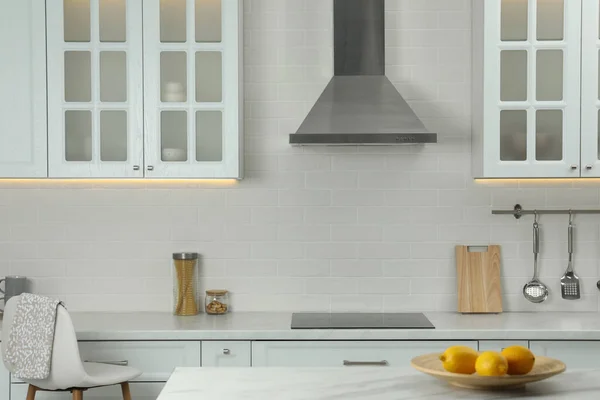 Elegante Interior Cocina Con Campana Gama Moderna Sobre Encimera Cocina — Foto de Stock