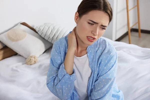 Mujer Que Sufre Dolor Cuello Dormitorio — Foto de Stock