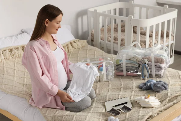 Zwangere Vrouw Verpakking Baby Spullen Brengen Het Moederschap Ziekenhuis Slaapkamer — Stockfoto