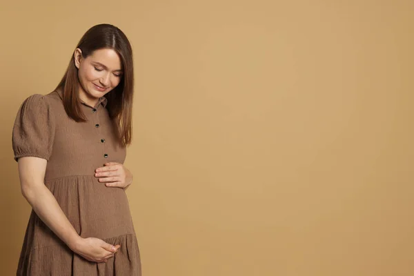 Happy Young Pregnant Woman Light Brown Background Space Text — Stok fotoğraf