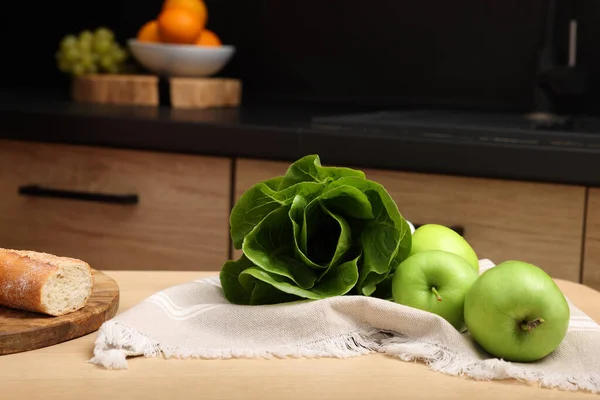 Стерти Бок Чой Зелені Яблука Багет Столі Кухні — стокове фото