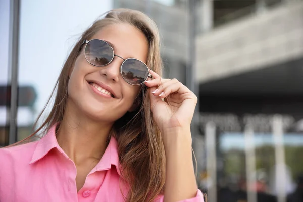 Piękna Młoda Kobieta Stylowych Okularach Przeciwsłonecznych Ulicy Miejskiej Miejsce Tekst — Zdjęcie stockowe