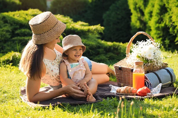 Mother Her Baby Daughter Having Picnic Garden Sunny Day — Stock Fotó