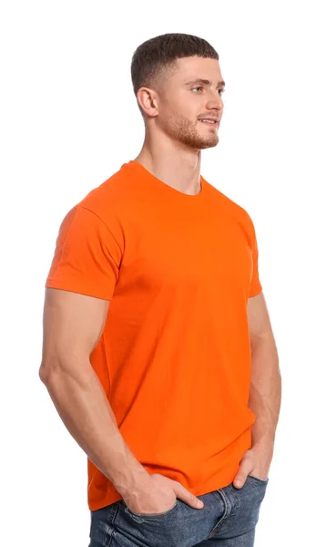 白い背景にオレンジのTシャツを着た男 デザインのためのモックアップ — ストック写真