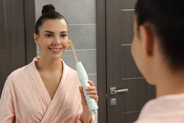 Mujer Usando Dispositivo Darsonval Alta Frecuencia Cerca Del Espejo Baño — Foto de Stock