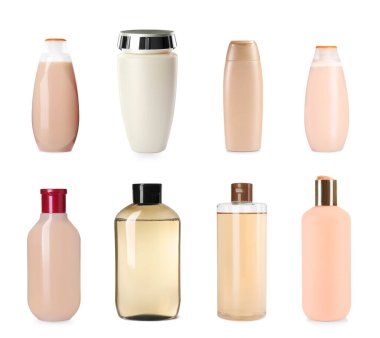 Beyaz arka planda farklı şampuan şişeleriyle ayarlanmış.