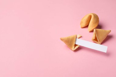 Pembe arka planda öngörüleri olan lezzetli fal kurabiyeleri, metin için boşluk