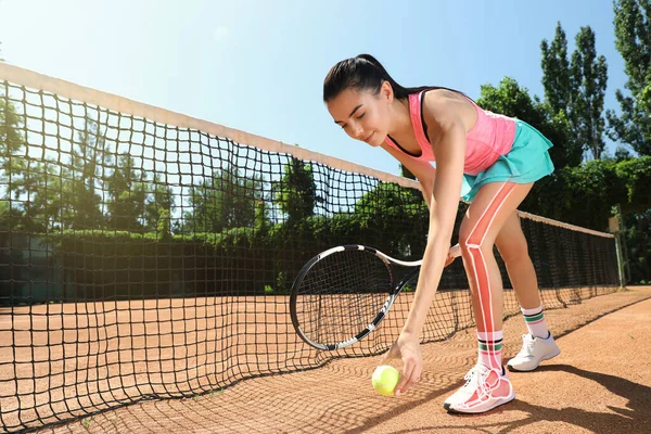 Composto Digital Ossos Destacados Mulher Jogando Tênis Quadra — Fotografia de Stock